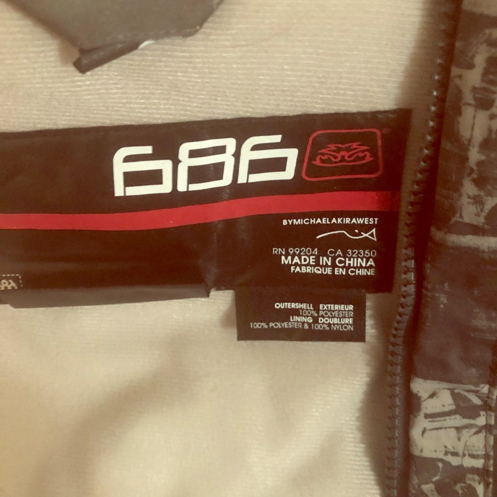 Men’s 686 Snowboarding Jacket, pants and goggles.